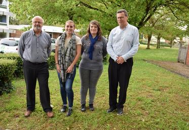 Gilles Gazeaud et Michel Vaucelle, de la MFR de Charente, entourent Elsa Gallais et Malaury Clément ont fait le récit de leur expérience à l’étranger.