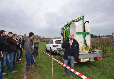 Les entrepreneurs agricoles ont présenté un matériel permettant de réduire l’usage des produits phytosanitaires, le mercredi 23 novembre, au lycée agricole de l’Oisellerie.