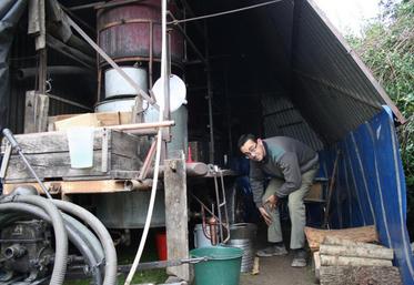 Georges Magny avec son alambic de 1946 propose une double distillation en une seule fois.