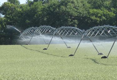 Parmi les mesures de ce plan, « 30 M€ supplémentaires » devraient être investis dans l’équipement des agriculteurs avec des « systèmes d’irrigation plus économes en eau ».