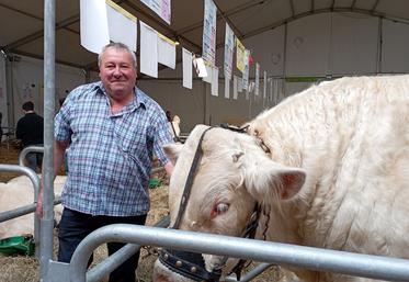 Max Soulard, habitué du Salon de l’agriculture, s’y rendra pour la 22ème année, avec Sonic, un taureau de race charolaise. (Photo d'archives)