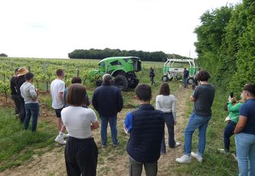 La réflexion sur l’avenir de l’agriculture et la promotion des métiers agricoles faisaient partie des buts de cette première édition de l’Agrofest. Les démonstrations effectuées par les robots agricoles amenés par le groupe Ouvrard ont attiré la curiosité des jeunes comme des moins jeunes.