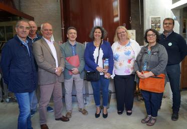 Six des douze candidats ou suppléants se présentant aux législatives dans la deuxième circonscription de la Charente, encadrés par Bernard Georgeon et Ludovic Massacret, de la FNSEA 16. Lors des présidentielles, le vote FN avait été très prononcé dans le sud du département.