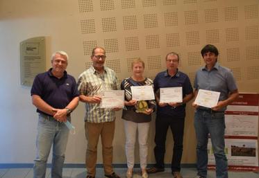 L'assemblée générale de Bovins Croissance a été pour le président Alexandre Avril de Fraguier de remettre le Sabot de Bronze 2021 au GAEC Dessalas et le Sabot d'Or 2020 à l'EARL de la Ficherie.