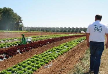 Le robot OZ440, conçu par Naïo Technologies, une entreprise toulousaine, réduit l’utilisation d’herbicides chimiques et permet de gagner en efficacité.