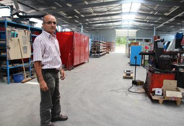 Thierry David dans le nouvel atelier de production d’ADI Carbures à L’Isle Jourdain.