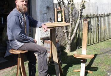 Jean-Luc Chaillou recycle les douelles des barriques pour réaliser du mobilier et des objets.