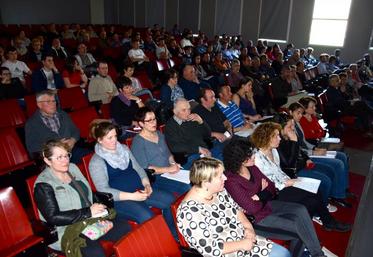 Salle bien remplie et beaucoup de questions à la réunion publique organisée au Lycée de l'Oisellerie à La Couronne.
