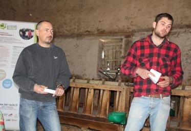 Victor Leglantier (à droite) apprécie que son salarié, Laurent Fleurat,soit complètement autonome sur l’élevage.