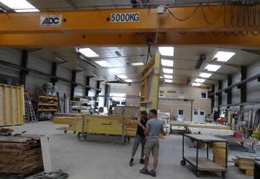 Vastes, bien situés et disposant des bureaux nécessaires pour développer son activité : les anciens bâtiments du fabricant d’ascenseurs Futurlift avaient tout pour séduire Yohann Arrivé. Mais un détail l’a poussé à franchir le pas : le pont roulant déjà installé, «très adapté à mon activité», a-t-il indiqué en présentant l’équipement.