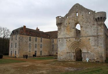 L’abbaye royale de la Réau, à Saint-Martin L’Ars, est classé monument historique depuis 1941.