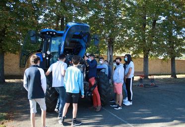 Un atelier se déroulait à l'extérieur, avec un tracteur mis à disposition par le concessionnaire Ouvrard pour évoquer les vérifications à faire avant d'utiliser un matériel.