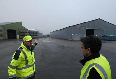 Patrick Beauvois, responsable de l’activité Semences chez Terre Atlantique, et Vincent Poupard, délégué régional Ouest du GNIS, sur le site d’Aigrefeuille (20 salariés permanents, jusqu’à 40 intérimaires).