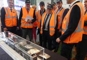 Jacques Berling (à droite) a présenté le ‘‘Train léger innovant’’ à la délégation présente, notamment Alain Rousset, président de la Région Nouvelle-Aquitaine, Jean-Pierre Farandou, PDF du Groupe SNCF, et Jacky Emon, conseiller régional et président du Ferrocampus. 