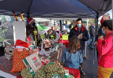 De nombreux producteurs proposaient des paniers gourmandes, à déposer au pied du sapin. Une excellente manière de faire découvrir les saveurs du terroir charentais autour de soi.