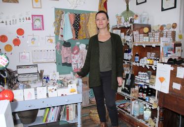 Dans son magasin Brin de Pierre, Marie Bres-Paitel propose aussi ses créations coutures (derrière elle) ou bougies (à sa droite).