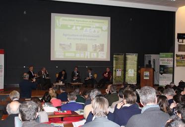 Table ronde avec de gauche à droite sur la scène : Luc Servant (Vice-président Chambre Régionale Agriculture, Henri Sabarot (Conseiller Régional), Guillaume Désenfant (Directeur Communication FDC33), Olivier Thibaut (Directeur ONCFS), Maxence Ronchi (Directeur FDC86) et Bernard Guerry (DRAAF).