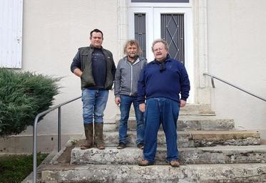 Alexandre Boutant et Christian Leduque, co-gérants de Terres en chemin, peuvent compter sur le soutien du maire d’Alloue, Jean-Jacques Catrain.