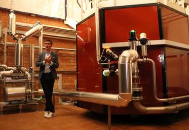 Un alambic charentais traditionnel est chauffé par des brûleurs au gaz naturel ou du propane. Martell teste une méthode de chauffe alternative à la vapeur, en installant sur un alambic traditionnel 
une boucle de chauffe externe.