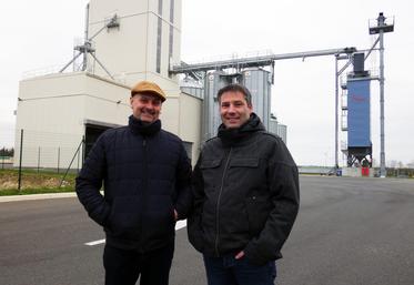 Philippe Doublet (président) et Vincent Fuseau-Barbarin (directeur), devant le silo moderne de la coopérative à Blanzac-les-Matha. 