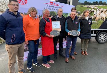 Alain Patour (au centre) a reçu le trophée mardi 31 janvier au marché de Royan.
