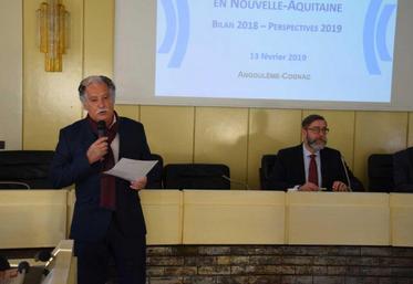 Daniel Braud (à gauche), président de la CCI Charente a rappelé rapidement le contexte départemental. Pour la Banque de France, Hugues Roux a détaillé les incertitudes sur le plan international.