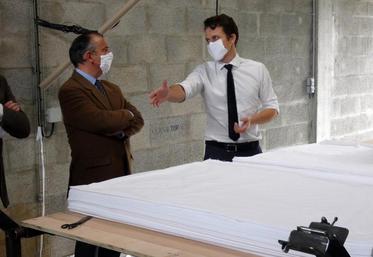 Nathan Efflame a présenté au préfet les feuilles de tissu en coton qui servent à la confection de ses masques réutilisables.