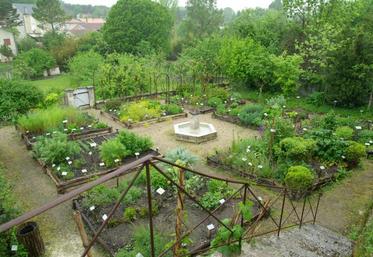 Les huit parterres du jardin médiéval de Dignac.
