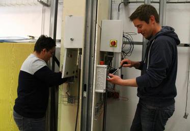 « L’alternance entre cours théorique au centre et pratique dans le monde professionnel me plaît énormément », indique Nathan Bielinski (à droite).