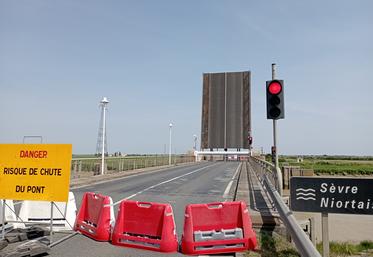 La rupture de la tête de vérin permettant le relevage du pont basculant aurait pu entraîner une catastrophe.