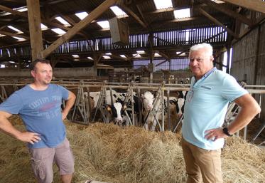 Sébastien Barreaud, éleveur du système DélegGénisses et Jean-Marc Geffard,  expert génisses à Seenovia. Deux-Sèvres, élevage, Agriculture