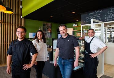 Christophe Pacaud (troisième en partant de la gauche) avec son équipe. Pour lui, cette nouvelle activité permet d'aller « au bout de la démarche » : « je sème ma graine, je la récolte, je la transforme et je l'amène dans l'assiette du client... C'est vraiment de la fourche à la fourchette ! »