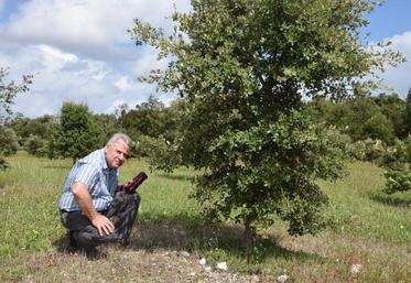 Régis Mesnier, trufficulteur de Saint-Cybardeaux, hygromètre à la main.