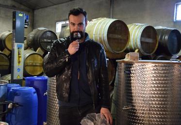 Romuald Vincent a repris la tradition familiale : l’élaboration d’une liqueur à base d’épine noire, de vin et de cognac créée par son grand-père à l’occasion de son mariage.