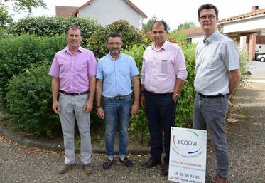Les adhérents d’Ecoovi se sont réunis en assemblée générale autour du président, Guillaume Metz (le 2e à droite).