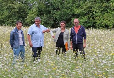 Fabienne et Dan Alligand (à droite) ont signé le bail agricole 
avec le maire de Marsac Jean-Louis Fouchier, et Mathilde Minaud, élue à la commission Agriculture et Environnement.