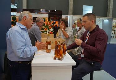 Jean-Paul Giraud (à gauche) a tenu un stand au salon Vinexpo de Bordeaux.