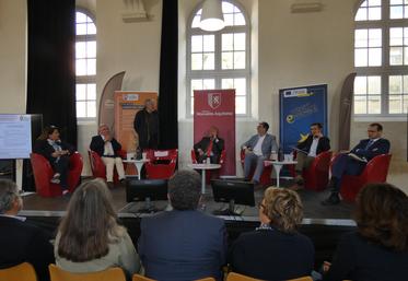 Devant les élus de l’île de Ré et des autres intercommunalités, Alain Rousset, les conseillers régionaux Laurence Rouède et Rémi Justinien et les présidents des EPCI de l’Aunis ont présenté les différents projets soutenus par ce nouveau contrat de développement et de transitions. 