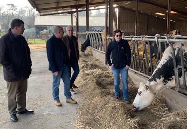 Les représentants des trois intercommunalités ont échangé avec Élodie Dubut, exploitante à Saint-Georges-des-Coteaux.