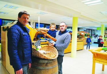 La Belle Fermière (à gauche, Didier Lérisson, coprésident) cohabite avec Blé News, représentée par Alexandre Fleurant et son fils Nicolas, futur boulanger.