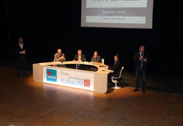 Cette troisième table ronde des États généraux de la ruralité a été l’occasion de faire des annonces pour Bruno Belin (à droite).