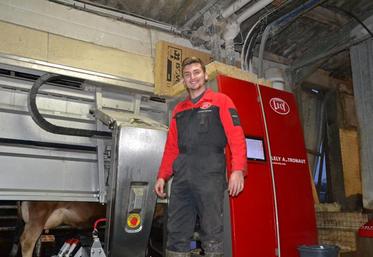 Andrew James n’a pas froid aux yeux ! Le jeune agriculteur n’a pas hésité à se dévêtir pour s’afficher dans le calendrier 2018 des JA de Charente.