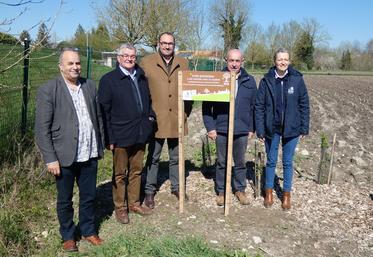 De gauche à droite : Philippe Bodet, maire de St-Pierre-d'Amilly ; Jean Gorioux, président de la communauté de communes Aunis Sud ; Cédric Tranquard, président de la Chambre d'agriculture 17 ; Gilles Gay, vice-président du Conseil départemental de la Charente-Maritime en charge de l'agriculture ; Sylvie Marcilly, présidente du Conseil départemental de la Charente-Maritime.