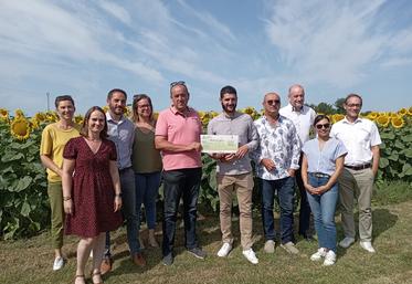 Jean-Pierre Tétaud a transmis à Thibaut Guionneau son exploitation céréalière. Safer, banque et coop se sont mobilisés autour de ce projet d’installation.