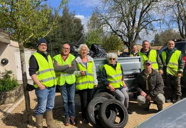 Une équipe de bénévoles, à Thairé, lors d’une opération de nettoyage. 