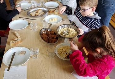 Les écoliers ont apprécié la viande limousine locale et l’ont montré en se resservant.
