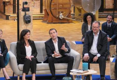 Le message était présenté depuis un plateau TV installé dans la distillerie. Au centre, Alexandre Ricard, à sa gauche César Giron.