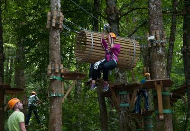 Avec 4 500 visiteurs en 2016, le parcours d’accrobranche Accro’Lathus participe amplement à la politique d’accueil des familles et des particuliers développée par le CPA.