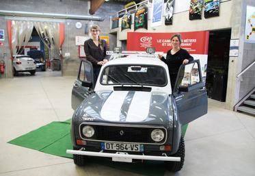 Pauline Pineau, Agathe Verdier et leur 4L flambant neuve sont parties pour 16 jours de rallye.