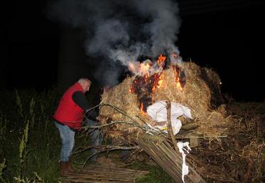 Au rond-point de la Folie à Migné-Auxances, les agriculteurs 
ont mis le feu à toute une benne de paille et de déchets.